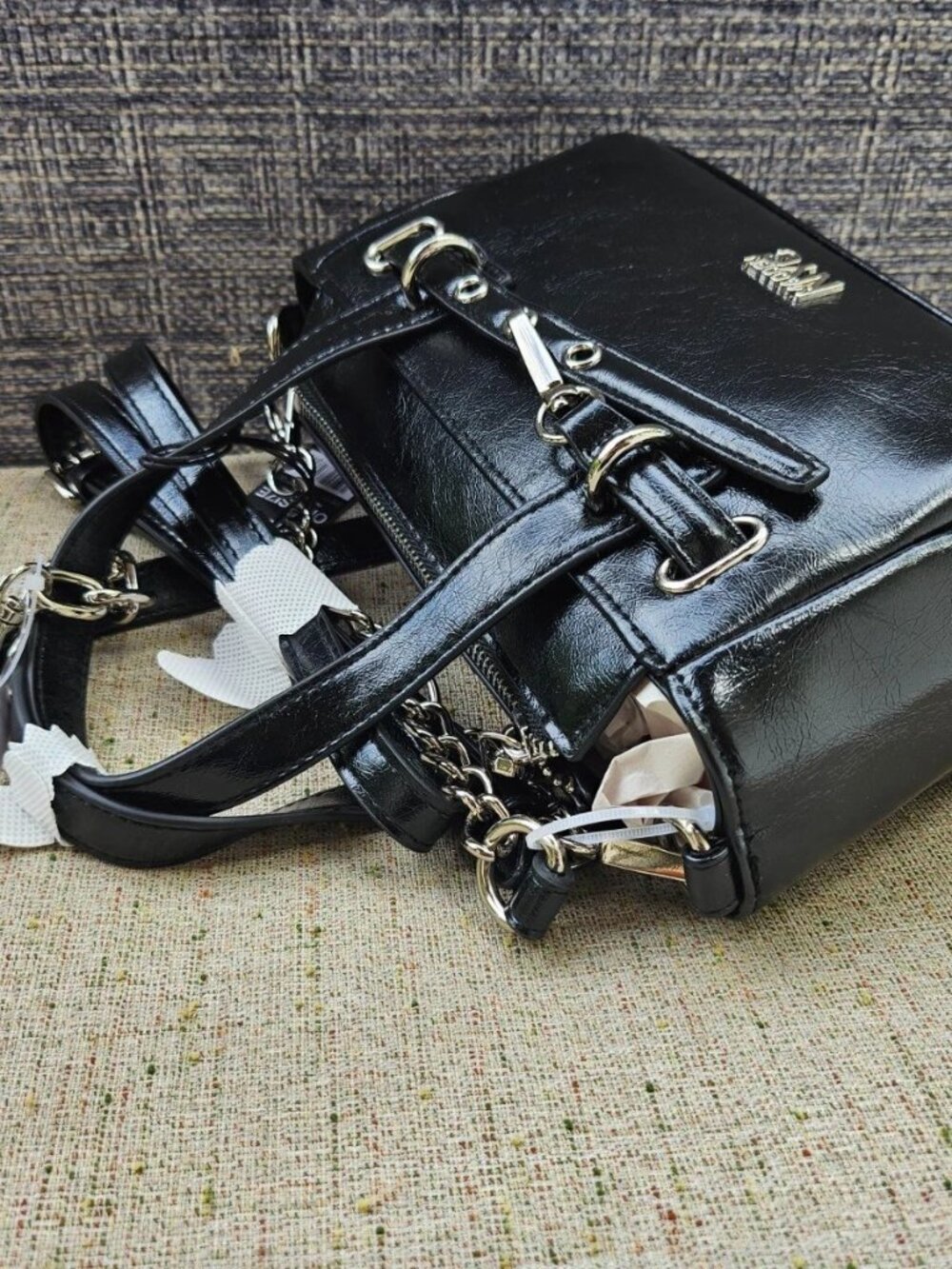 Madden NYC Women Handbag Purse Black Faux Patent Leather Crossbody W Heart Charm - Picture 3 of 8